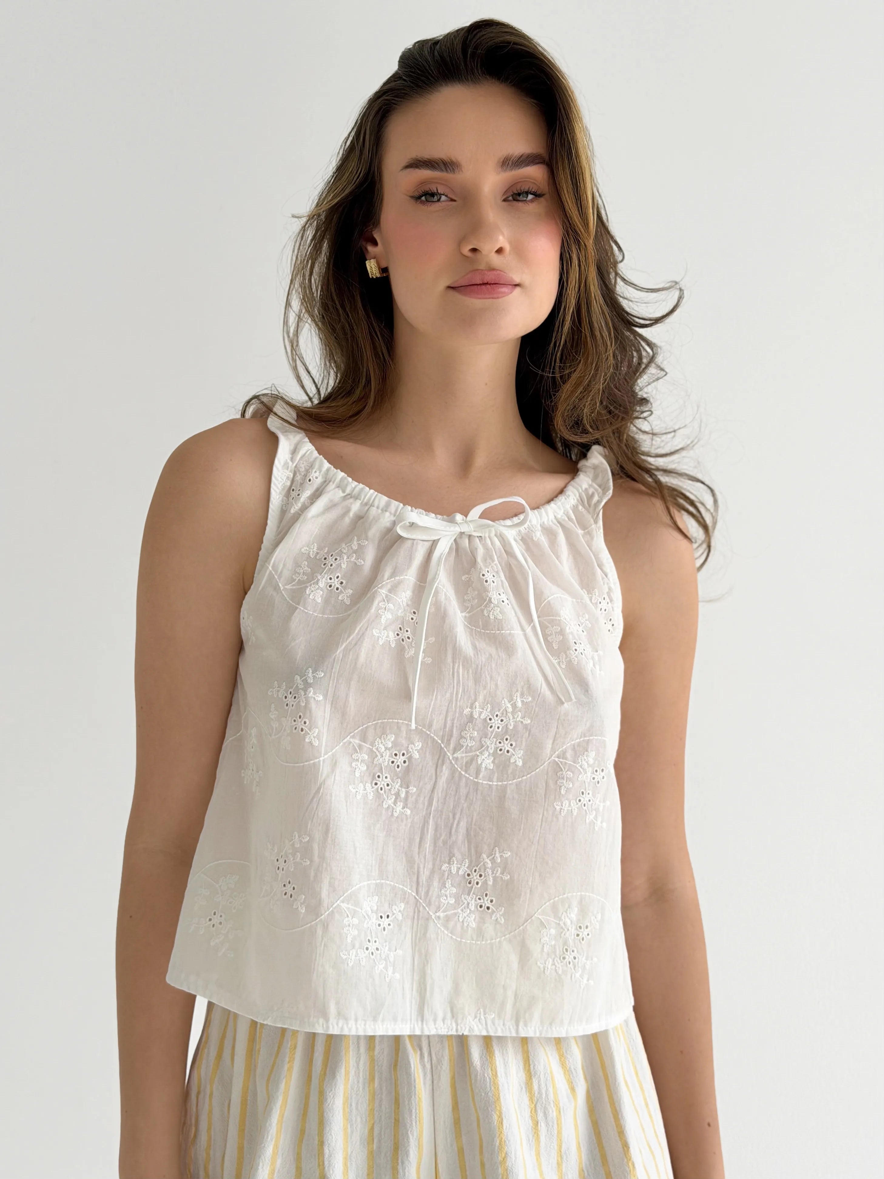 White “flowers” print T-shirt with drawstring, “onesize”