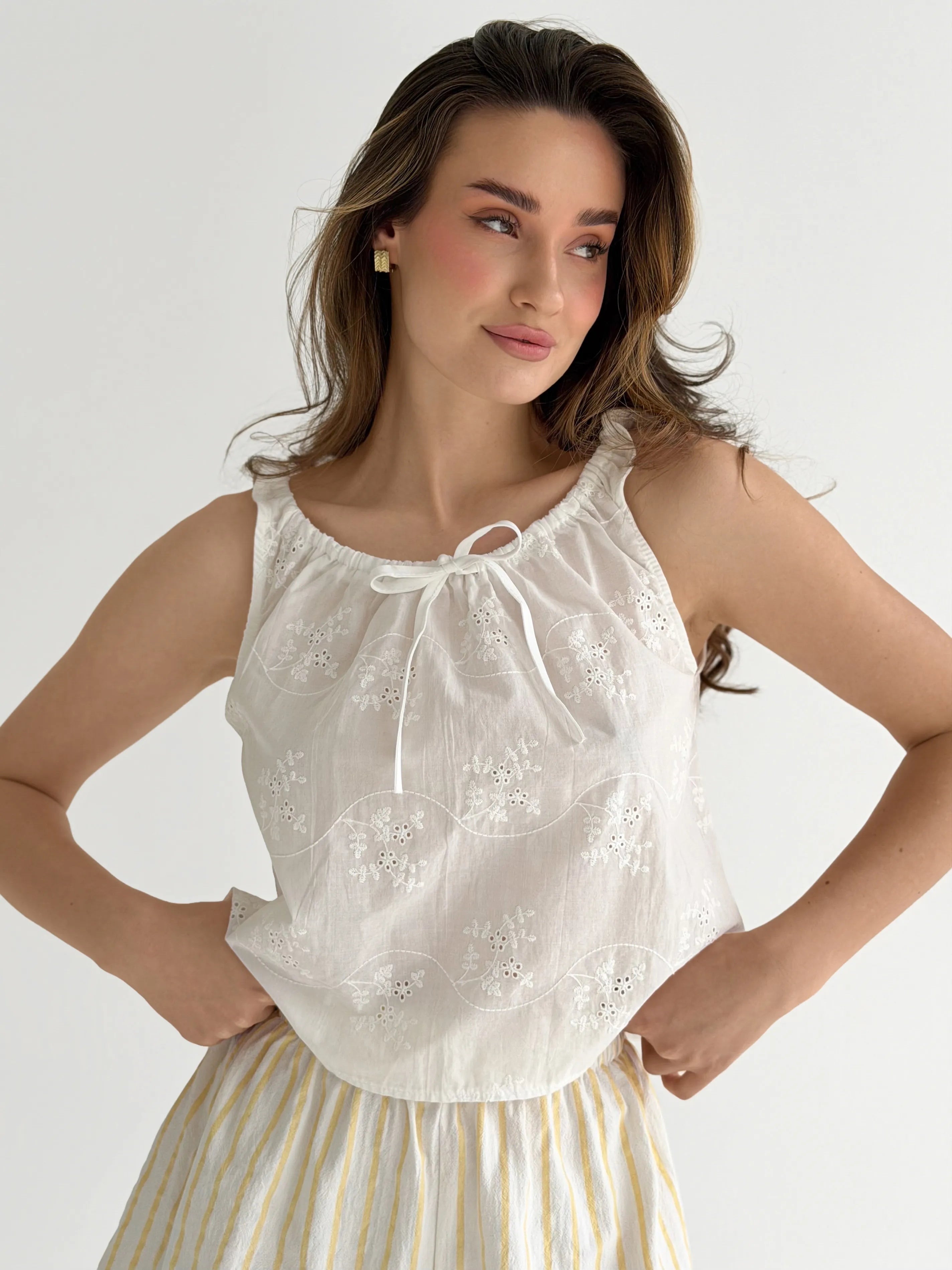 White “flowers” print T-shirt with drawstring, “onesize”