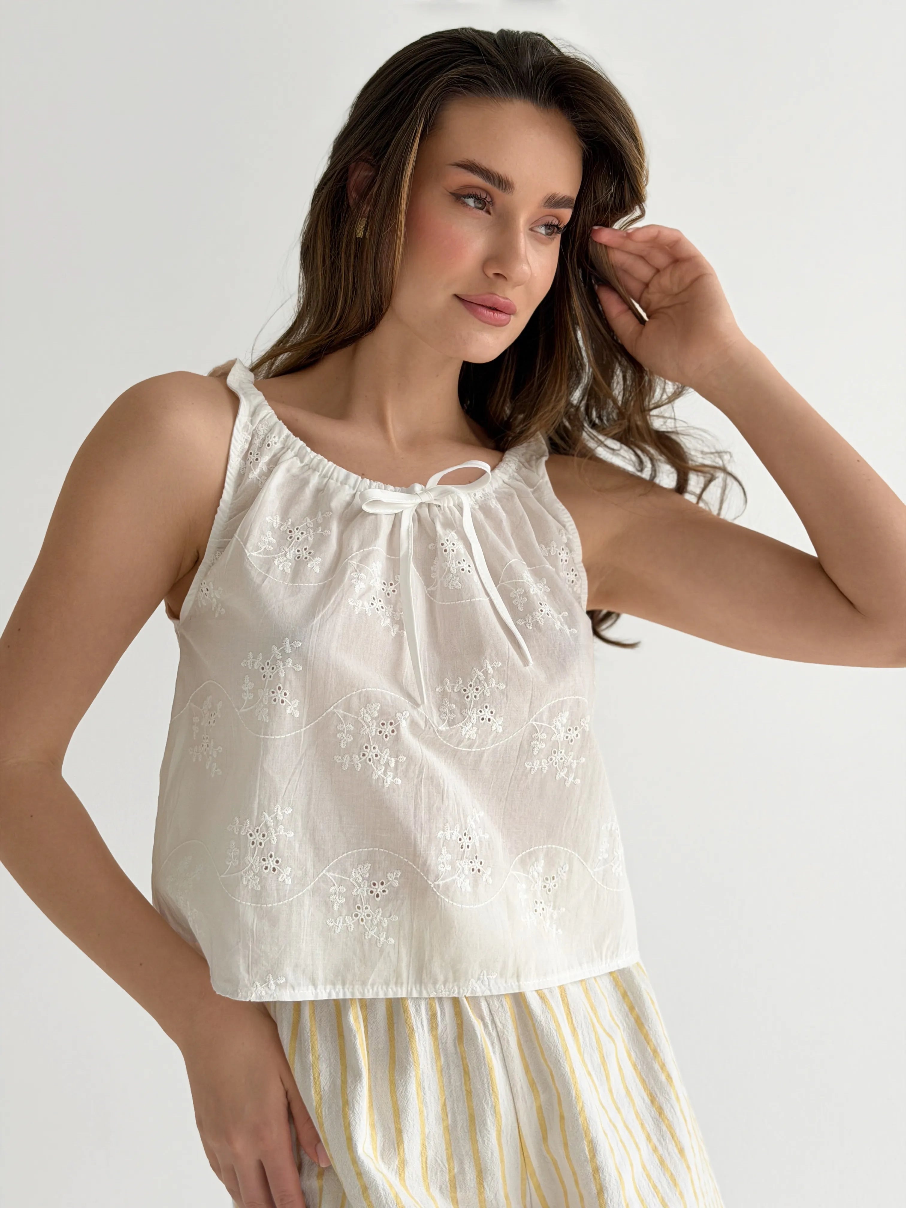 White “flowers” print T-shirt with drawstring, “onesize”