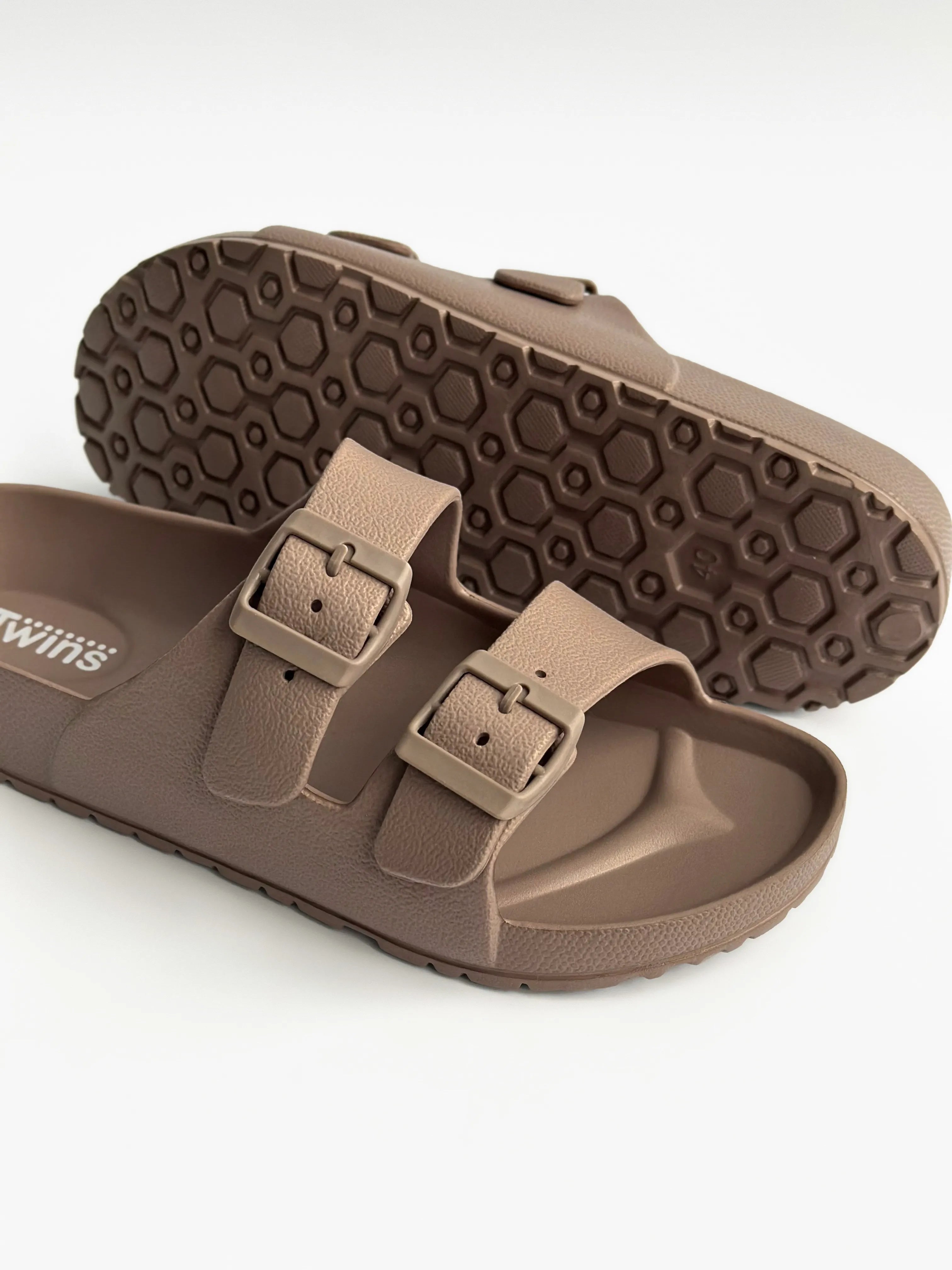 Twins beach and street slippers with adjusters brown (=)